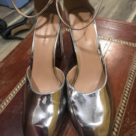 Metallic silver Block heel, closed toe shoe. - Picture 1 of 5